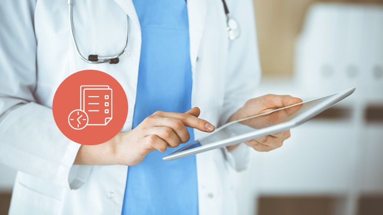 médico a mexer num tablet